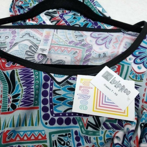 NEW LulaRoe Classic T Shirt  Womens Size XS Extra Small   Multicolor Stretch - Picture 4 of 5
